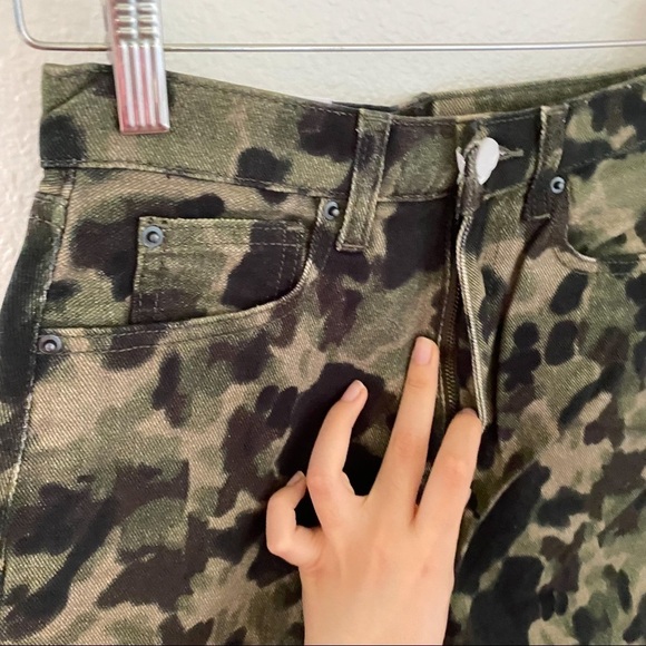 WeWoreWhat Dani Boyfriend Jeans Camo High Rise Olive Size 25 NWT - Picture 6 of 10